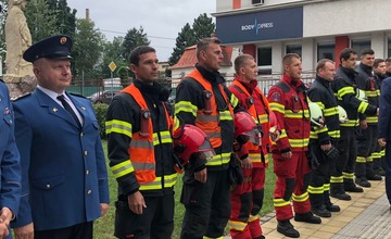 FOTO: Ľudovít Odór s potápačmi a zdravotníkmi v Trenčíne