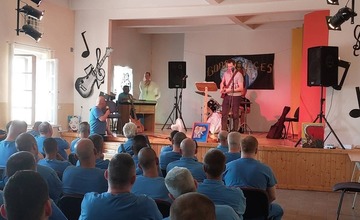 FOTO: Umenie spoza múrov väzenia. Na pódiu to roztočila aj kapela s originálnym názvom