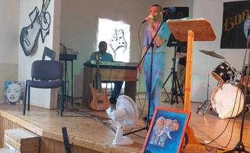 FOTO: Umenie spoza múrov väzenia. Na pódiu to roztočila aj kapela s originálnym názvom