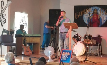 FOTO: Umenie spoza múrov väzenia. Na pódiu to roztočila aj kapela s originálnym názvom