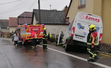 FOTO: Dramatická nehoda na hornej Nitre. Havarované autá len o vlások minuli plynovú prípojku