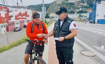FOTO: Policajti v Trenčíne zastavovali cyklistov aj kolobežkárov