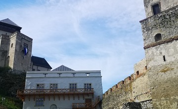 FOTO: Jubilejná návštevníčka Trenčianskeho hradu prišla zo Žiliny. Okrem zážitku si odniesla aj hodnotné darčeky