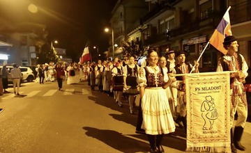 FOTO: Folklórny súbor z Dubnice nad Váhom zažiaril v Taliansku. Roztancovali celé mesto