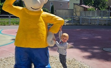 FOTO: Dvojmetrové postavičky strážia ihrisko pod diaľnicou. Takto vyzeral príchod Pata a Mata na svet