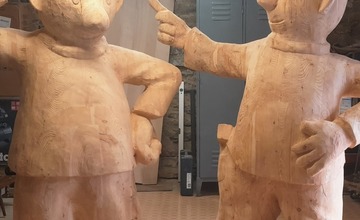 FOTO: Dvojmetrové postavičky strážia ihrisko pod diaľnicou. Takto vyzeral príchod Pata a Mata na svet