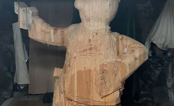 FOTO: Dvojmetrové postavičky strážia ihrisko pod diaľnicou. Takto vyzeral príchod Pata a Mata na svet