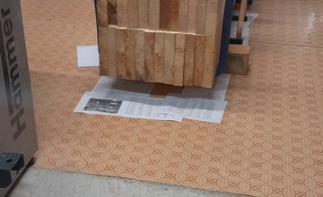 FOTO: Dvojmetrové postavičky strážia ihrisko pod diaľnicou. Takto vyzeral príchod Pata a Mata na svet