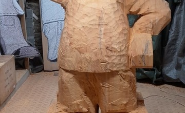 FOTO: Dvojmetrové postavičky strážia ihrisko pod diaľnicou. Takto vyzeral príchod Pata a Mata na svet