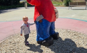 FOTO: Dvojmetrové postavičky strážia ihrisko pod diaľnicou. Takto vyzeral príchod Pata a Mata na svet