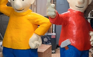 FOTO: Dvojmetrové postavičky strážia ihrisko pod diaľnicou. Takto vyzeral príchod Pata a Mata na svet