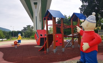 FOTO: Dvojmetrové postavičky strážia ihrisko pod diaľnicou. Takto vyzeral príchod Pata a Mata na svet