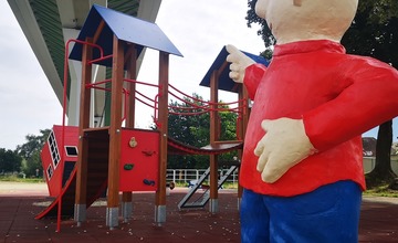 FOTO: Dvojmetrové postavičky strážia ihrisko pod diaľnicou. Takto vyzeral príchod Pata a Mata na svet