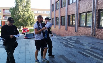 FOTO: Dvojica kamionistov do svojho cieľa nedorazila. Namiesto toho skončili v putách a na súde 