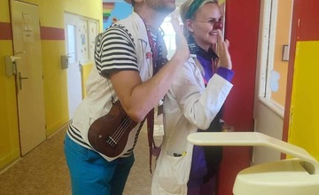 FOTO: V nemocnici bolo veselo. Malým pacientom tam netradiční doktori naordinovali liečbu smiechom