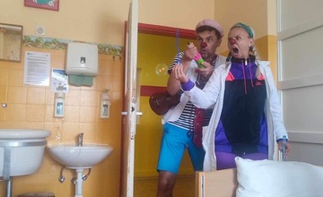 FOTO: V nemocnici bolo veselo. Malým pacientom tam netradiční doktori naordinovali liečbu smiechom