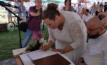 FOTO: Svadobný ošiaľ na hudobnom festivale v Trenčíne. ÁNO si tu povedalo 6 zaľúbených párov