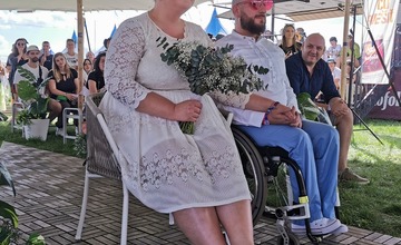 FOTO: Svadobný ošiaľ na hudobnom festivale v Trenčíne. ÁNO si tu povedalo 6 zaľúbených párov