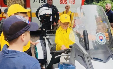 FOTO: Policajti navštívili deti z tábora v Belušských Slatinách, vyskúšali si putá aj policajnú motorku