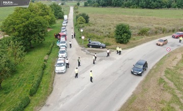 FOTO: Polícia v Trenčíne kontrolovala odchádzajúcich návštevníkov Grapu