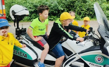 FOTO: Policajti navšítivii deti na tábore v Belušských Slatinách