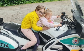 FOTO: Policajti navšítivii deti na tábore v Belušských Slatinách