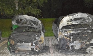 FOTO: V Púchove zhoreli dve autá do tla