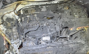 FOTO: V Púchove zhoreli dve autá do tla