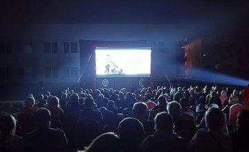 FOTO: Večerné kino pod holým nebom v obci na Považí zožalo obrovský úspech