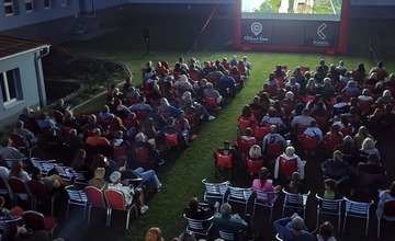 FOTO: Večerné kino pod holým nebom v obci na Považí zožalo obrovský úspech