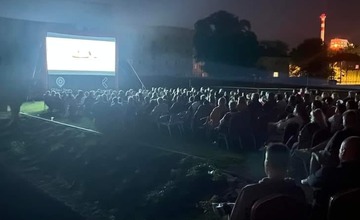 FOTO: Večerné kino pod holým nebom v obci na Považí zožalo obrovský úspech