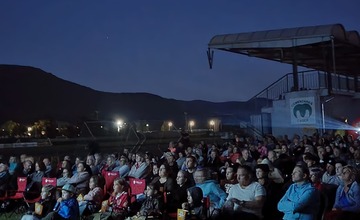 FOTO: Večerné kino pod holým nebom v obci na Považí zožalo obrovský úspech