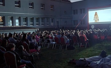 FOTO: Večerné kino pod holým nebom v obci na Považí zožalo obrovský úspech