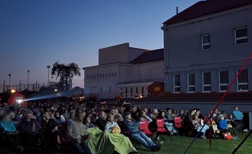 FOTO: Večerné kino pod holým nebom v obci na Považí zožalo obrovský úspech