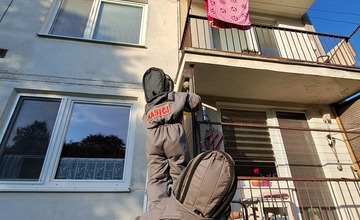 FOTO: Do bytovky v hornonitrianskej obci sa nasťahovali neželaní nájomníci. Privolali na nich miestnych hasičov