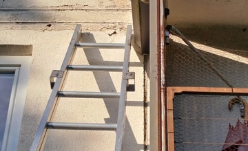 FOTO: Do bytovky v hornonitrianskej obci sa nasťahovali neželaní nájomníci. Privolali na nich miestnych hasičov