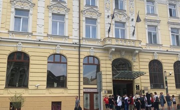 FOTO: Fanúšikovia Mariána Hossu pred trenčianskym hotelom Elisabeth