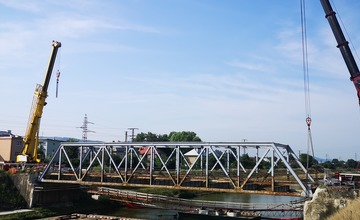 FOTO: Železný most ťažký 140 ton zložili dva žeriavy. Z pilierov rovno do kanála Váhu