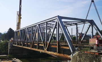 FOTO: Železný most ťažký 140 ton zložili dva žeriavy. Z pilierov rovno do kanála Váhu