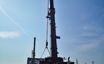 FOTO: Železný most ťažký 140 ton zložili dva žeriavy. Z pilierov rovno do kanála Váhu