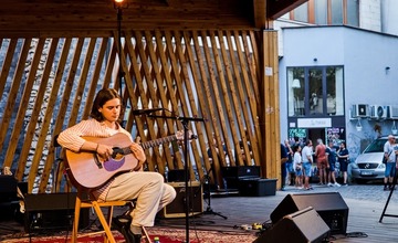 FOTO: Posledný Hudobný piknik tohto leta v Trenčíne odohral Matúš Oravec a blueberryband