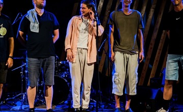 FOTO: Posledný Hudobný piknik tohto leta v Trenčíne odohral Matúš Oravec a blueberryband