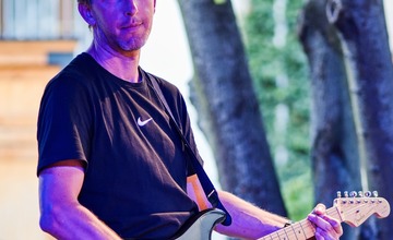 FOTO: Posledný Hudobný piknik tohto leta v Trenčíne odohral Matúš Oravec a blueberryband