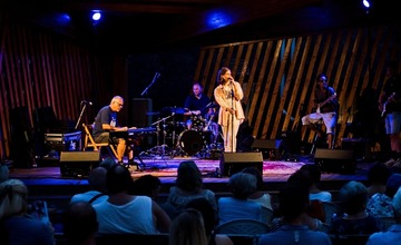 FOTO: Posledný Hudobný piknik tohto leta v Trenčíne odohral Matúš Oravec a blueberryband