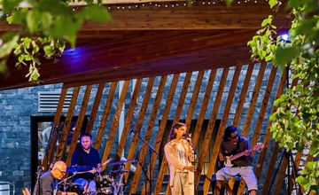 FOTO: Posledný Hudobný piknik tohto leta v Trenčíne odohral Matúš Oravec a blueberryband