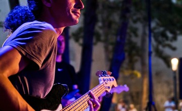 FOTO: Posledný Hudobný piknik tohto leta v Trenčíne odohral Matúš Oravec a blueberryband
