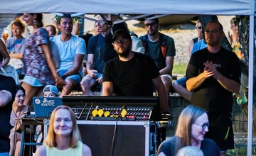 FOTO: Posledný Hudobný piknik tohto leta v Trenčíne odohral Matúš Oravec a blueberryband