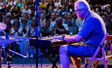 FOTO: Posledný Hudobný piknik tohto leta v Trenčíne odohral Matúš Oravec a blueberryband