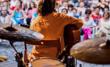 FOTO: Posledný Hudobný piknik tohto leta v Trenčíne odohral Matúš Oravec a blueberryband