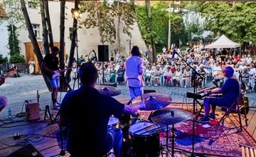 FOTO: Posledný Hudobný piknik tohto leta v Trenčíne odohral Matúš Oravec a blueberryband
